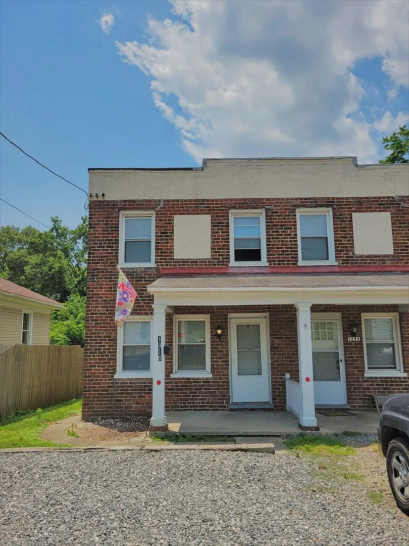 Brick Duplex with 3 bedrooms and 1 bath for rent. — Photo 2