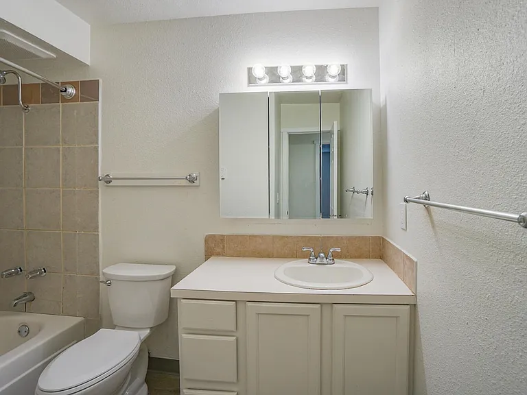 704 N Broadway St — Photo 30