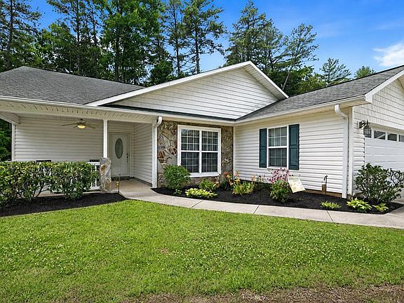 2nd image of 17 Coventry Cir E