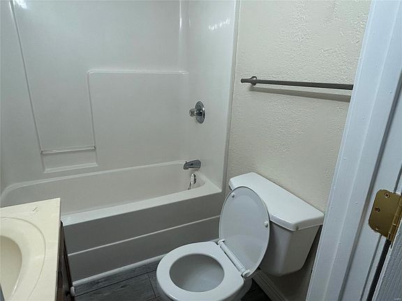 5th image of 2224 Leonard Dr