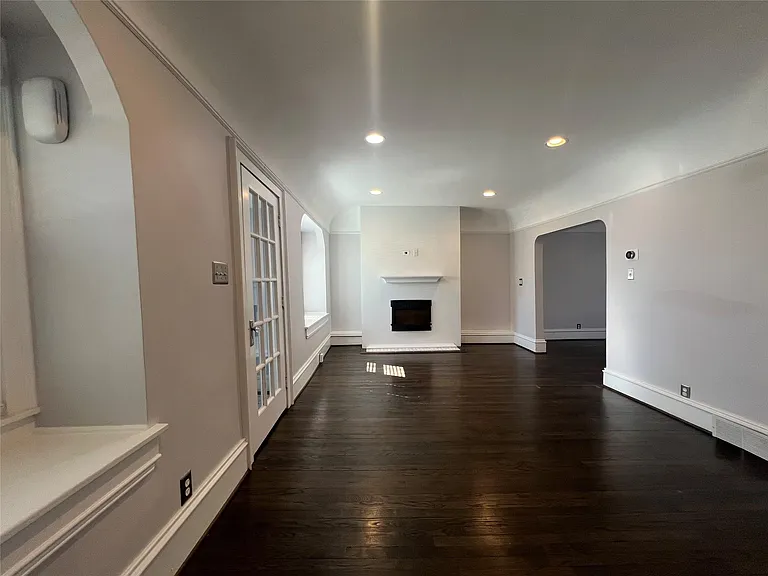 115 E Lincoln St — Photo 3