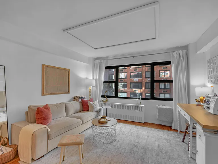 335 E 51st St #3C — Photo 4