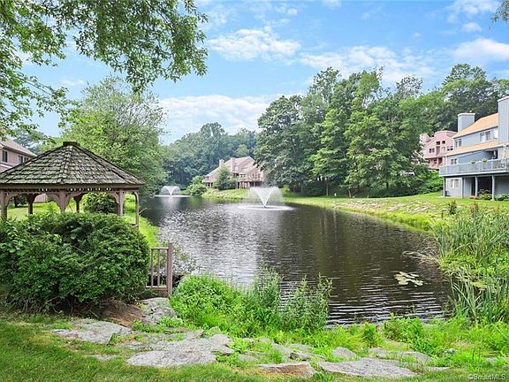 3rd image of 82 Blackbirch Ct #82