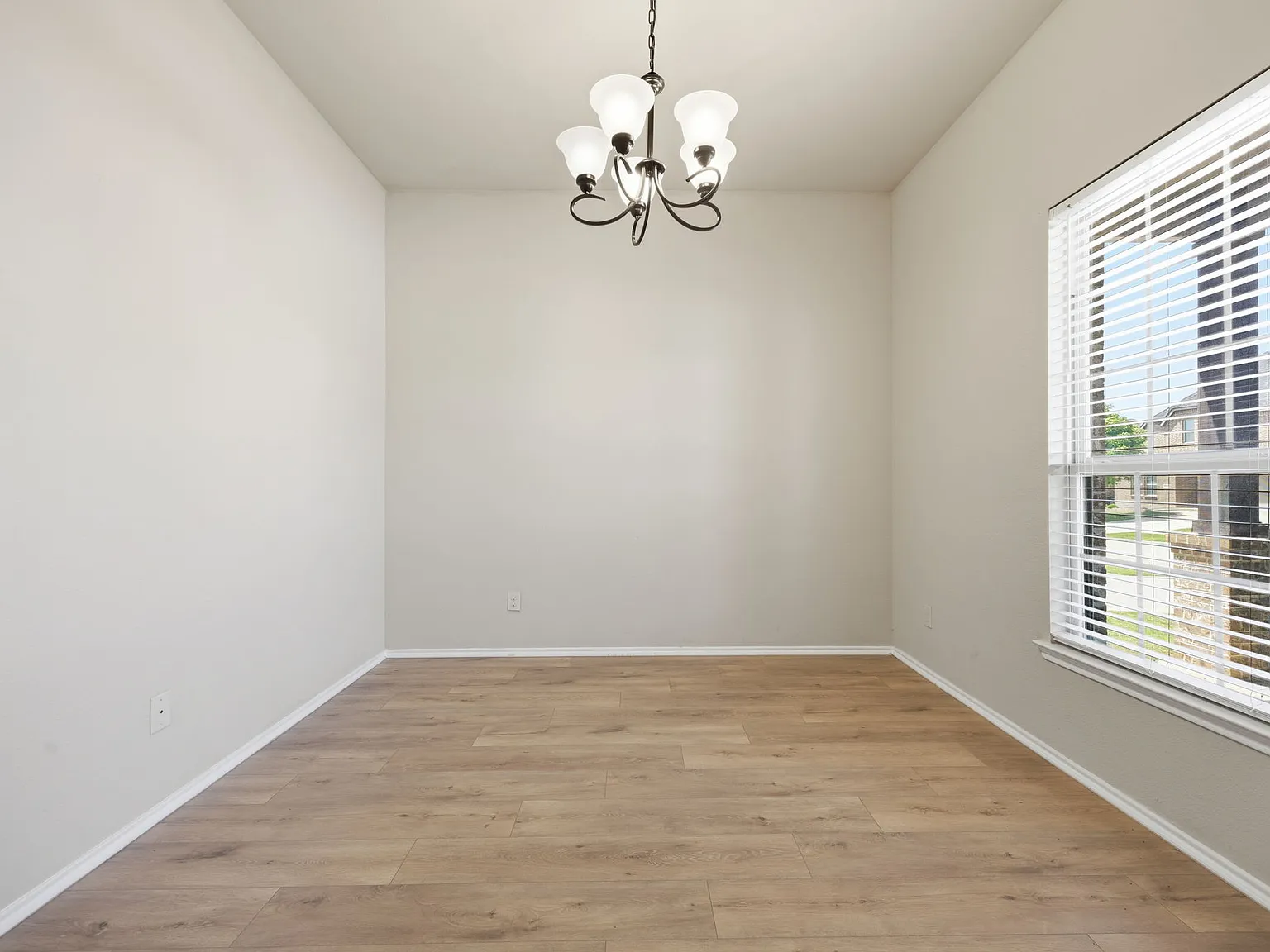 4 bed, 2743 sqft, $2,700 — Photo 4