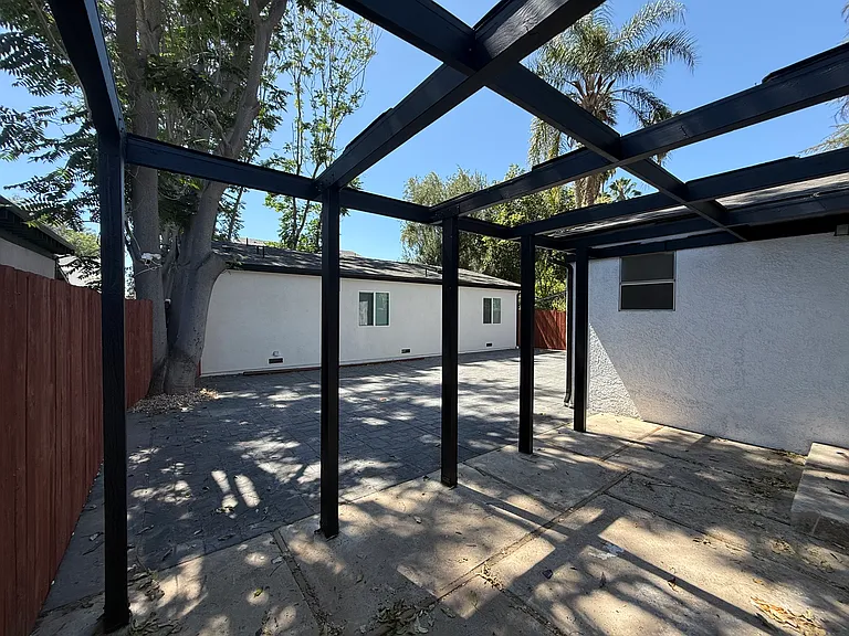7725 Owensmouth Ave — Photo 20