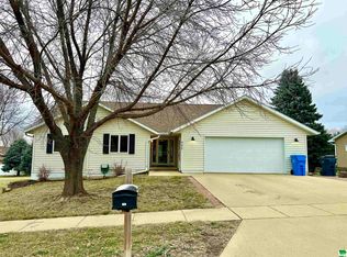 465 14th St SE, Le Mars, IA 51031