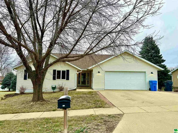 465 14th St SE, Le Mars, IA 51031