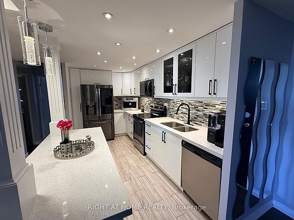 4th image of 820 Burnhamthorpe Rd #1102