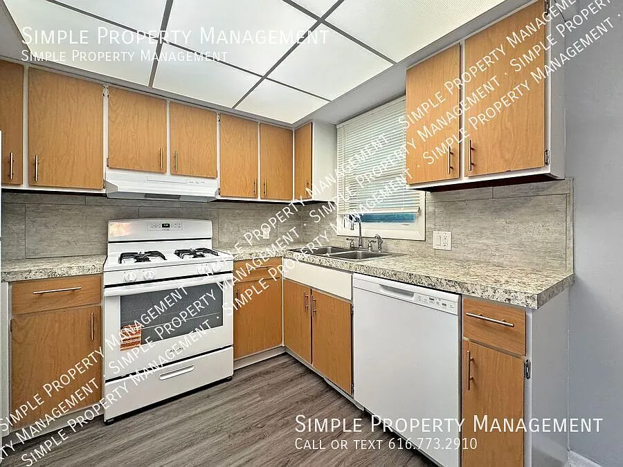 Nice 2 Bed 1 Bath Duplex With Washer/Dryer Hookup! — Photo 4
