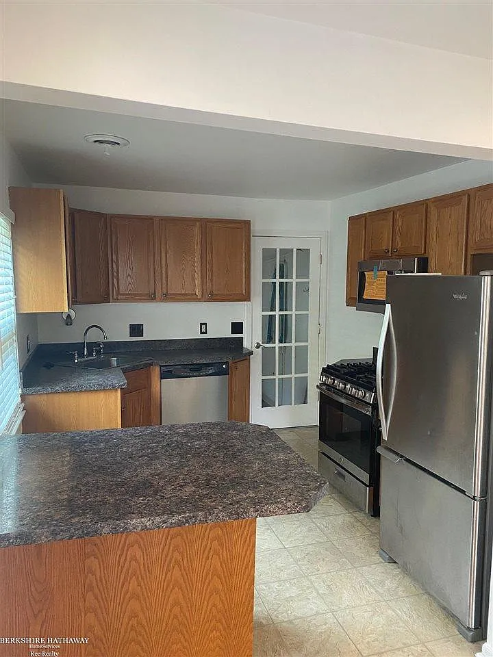 2 bed, 1.0 bath, 896 sqft, $1,500 — Photo 2