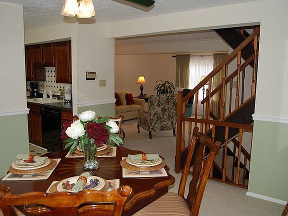 DIN-LIVING ROOM VIEW