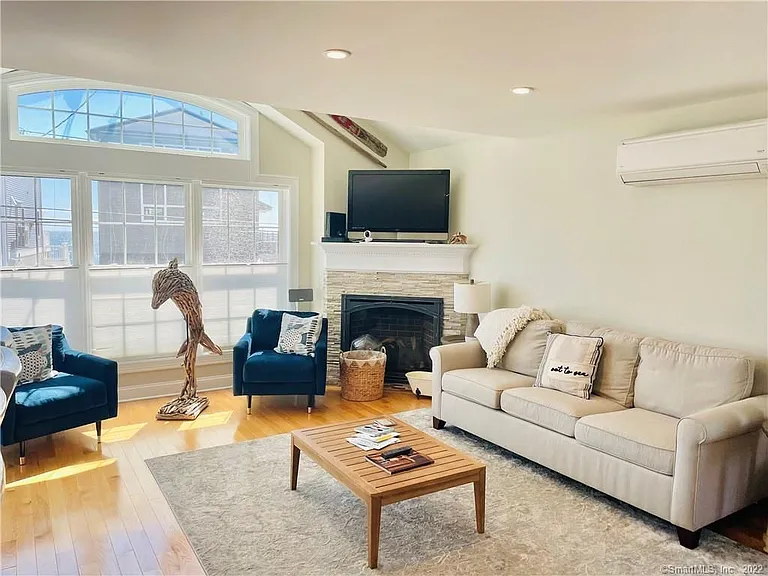 28 Beach Rd W — Photo 21