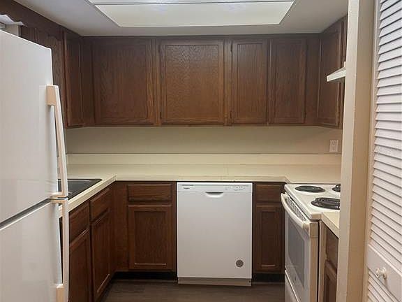 4th image of 607 COUNTRY LANE NE #607