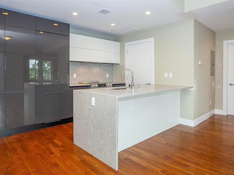 906 E 2nd St #210 — Photo 4