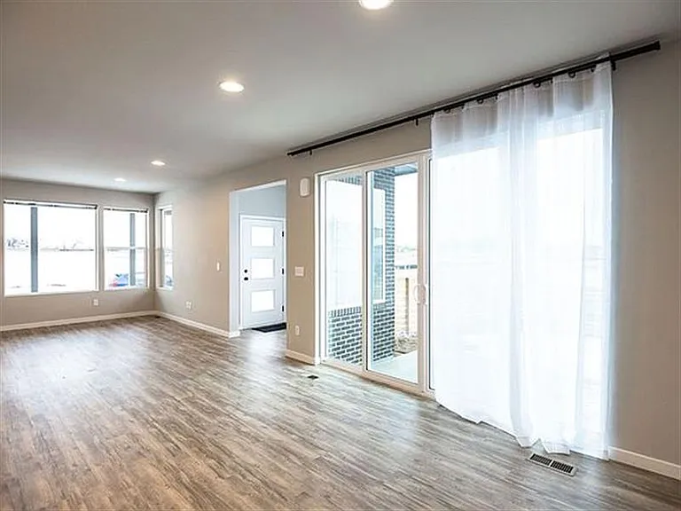 2633 Conquest St S — Photo 3