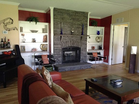 Livingroom w/fireplace