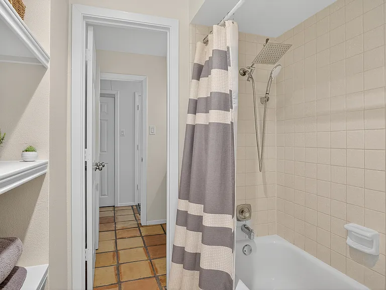 Tub shower combo
+Rain showerhead