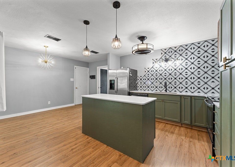 1st image of 404 W Voelter Ave