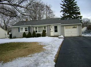33 Bayberry Ln, Rochester, NY 14616