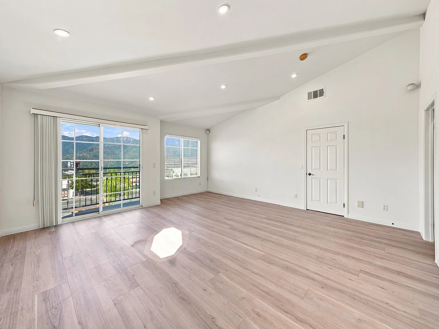 3 bed, 2420 sqft, $4,850 — Photo 3