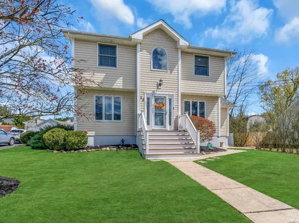 12 Victory Dr, Englishtown, NJ 07726