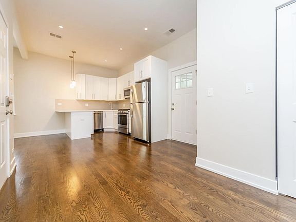 4th image of 425 W Saint James Pl APT 3R