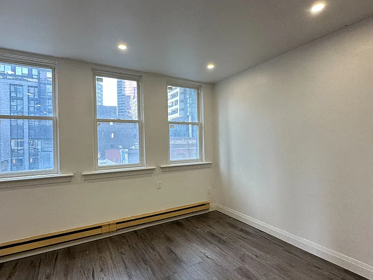 565 Yonge St #4 — Photo 16