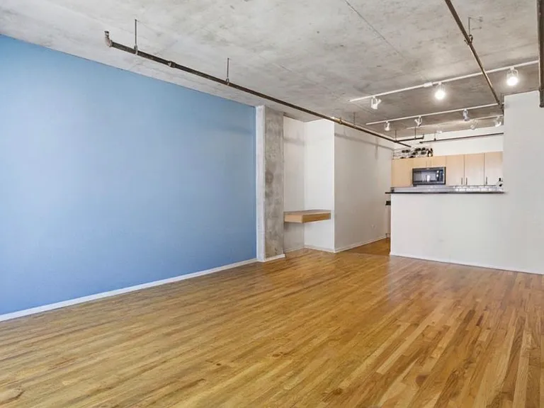 700 W Van Buren St #602 — Photo 3