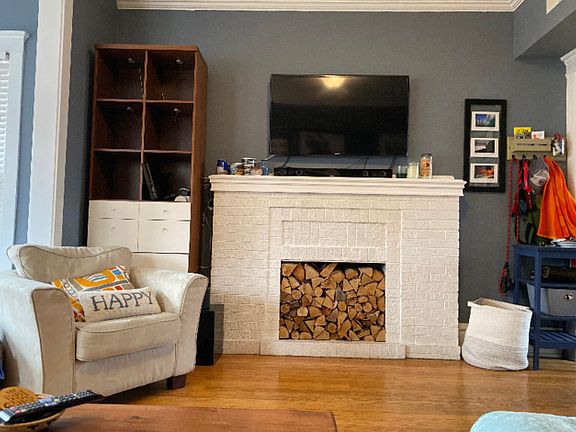 3rd image of 733 W Buckingham Pl #18