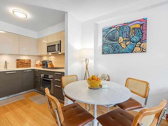2nd image of 505 W 47th St #5BN