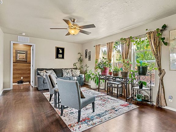 4th image of 1033 Camelot Dr S