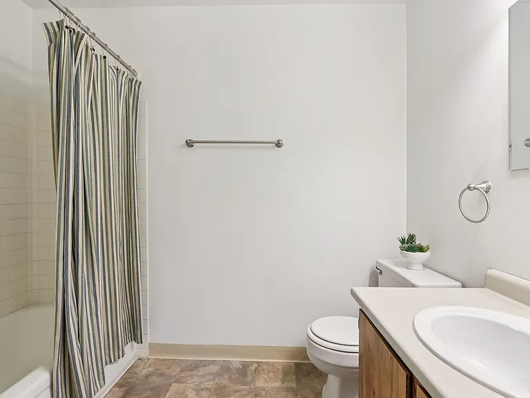 410 - WINDING BROOK APARTMENTS — Photo 32