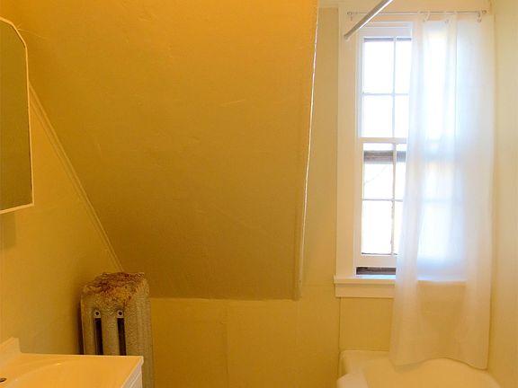 2nd image of 606 E Fremont St APT 3
