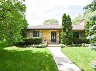 90 S Herbert Rd, Riverside, IL 60546