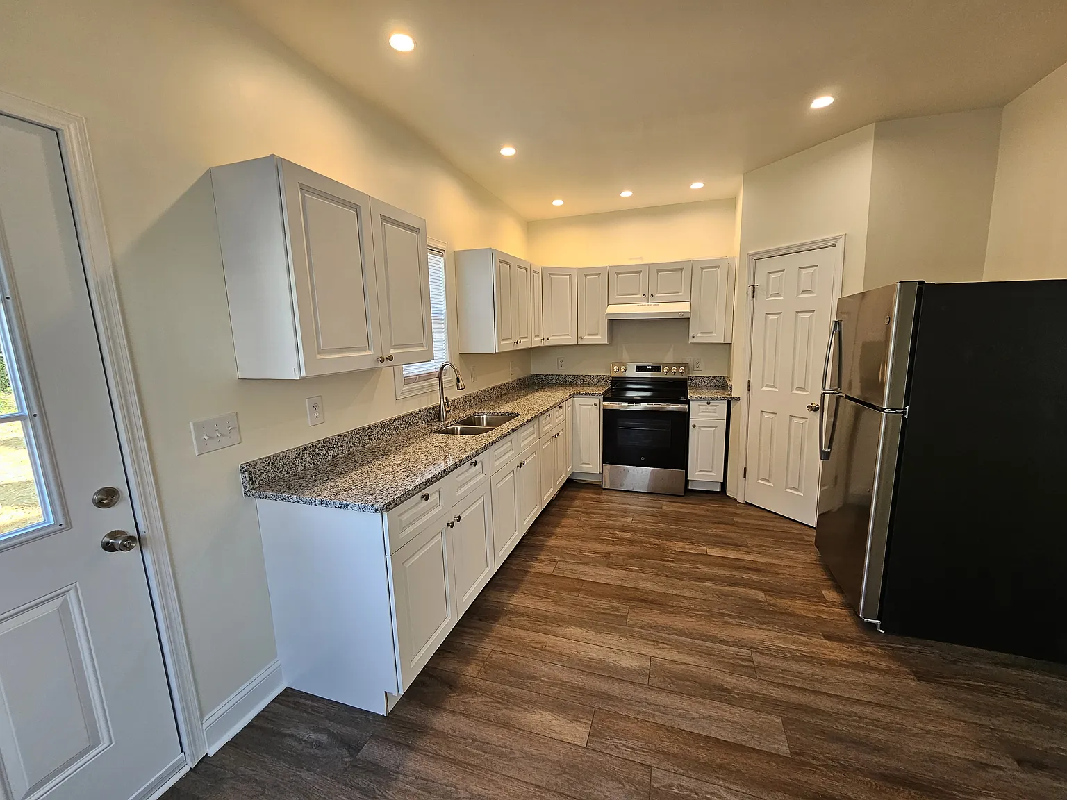 2 bed, 1.5 bath, 1022 sqft, $1,450 — Photo 2