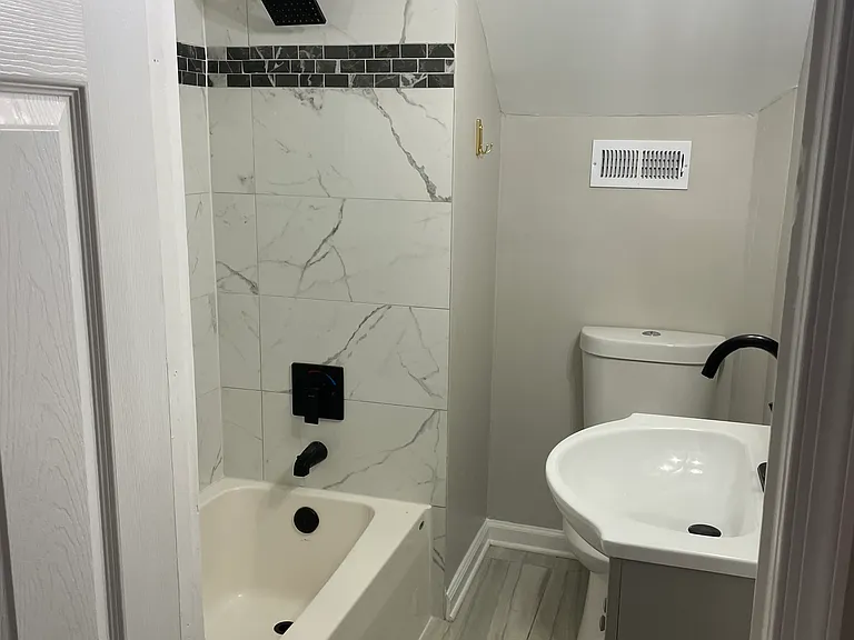 220 N Locust St — Photo 10
