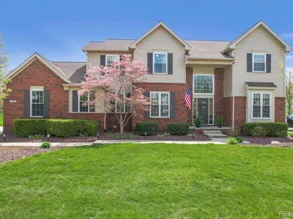 1352 Drury Ln, South Lyon, MI 48178