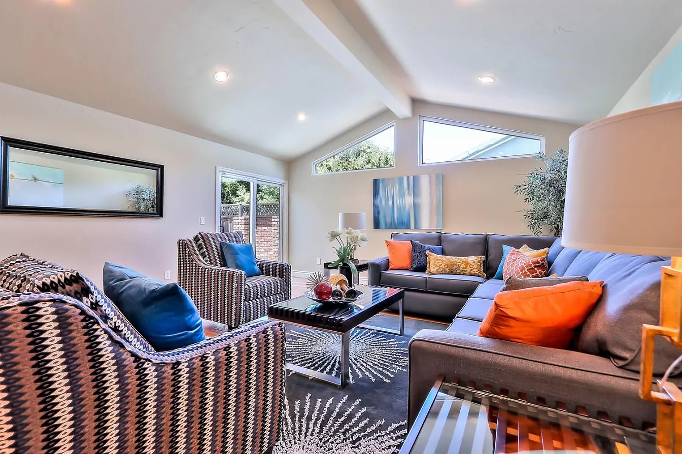 237 Carlton Ct