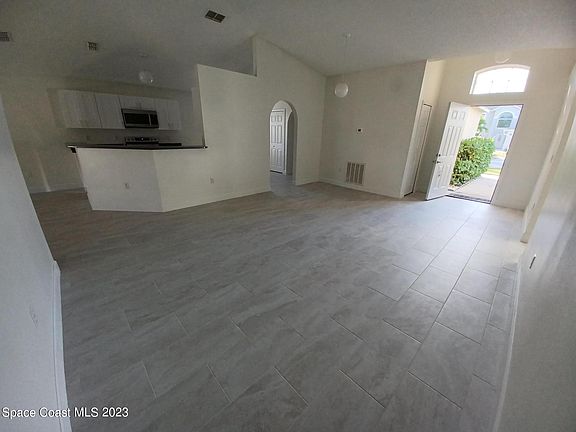 3rd image of 1125 White Oak Cir