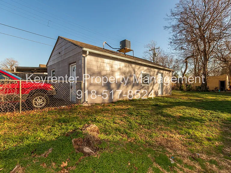 N Lewis Pl Triplex — Photo 2