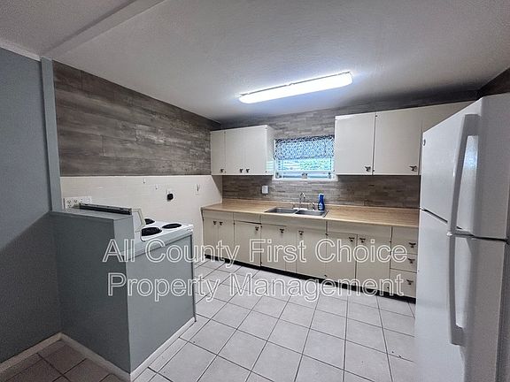 3rd image of 613 1st Ave NE #A