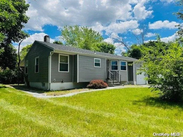 2815 Watch Hill Avenue, Medford, NY 11763