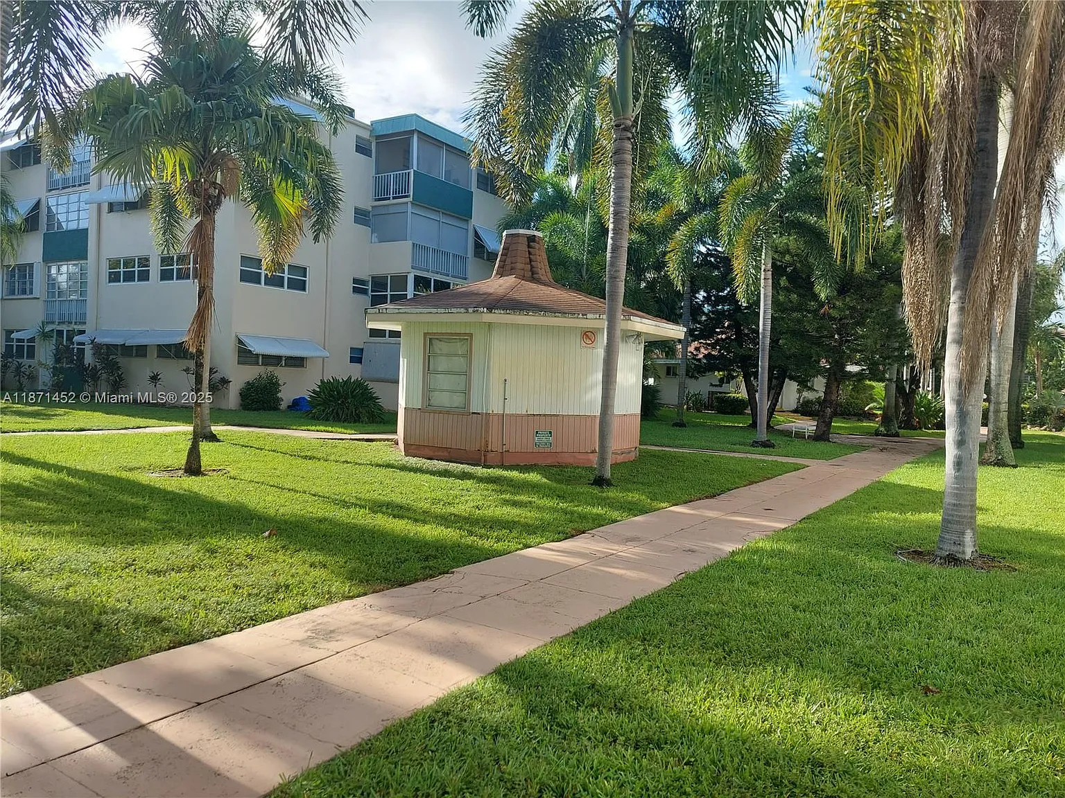 2 bed, 732 sqft, $1,950 — Photo 2