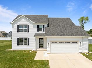 410 Savannah Dr, Walworth, WI 53184