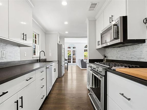 3rd image of 425 Jefferson Cir