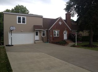 417 Mapleview Dr, Seven Hills, OH 44131