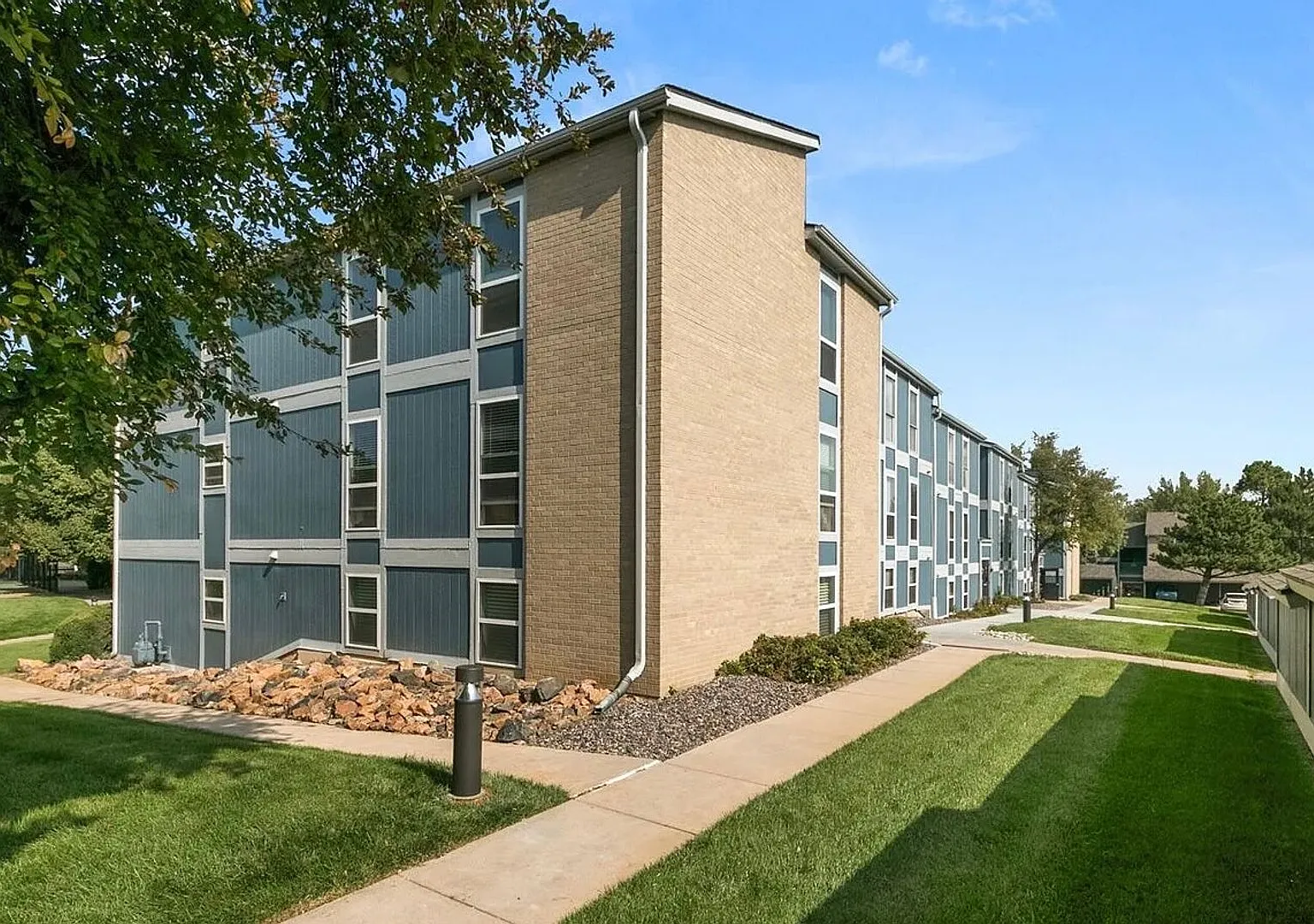 Spacious Centennial Condo — Photo 4