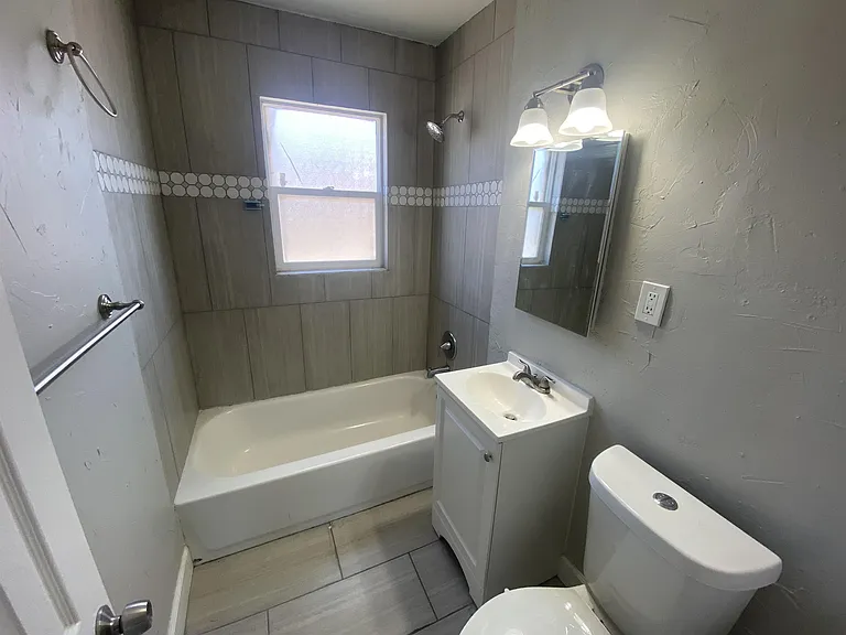 1103 7th St #8 — Photo 9