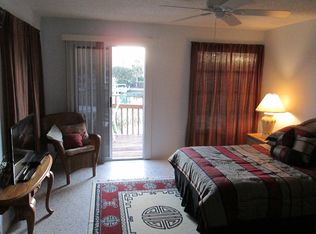 11090 1st St E APT 2, Treasure Island, FL 33706