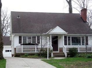 541 Lake Forest Dr, Bay Village, OH